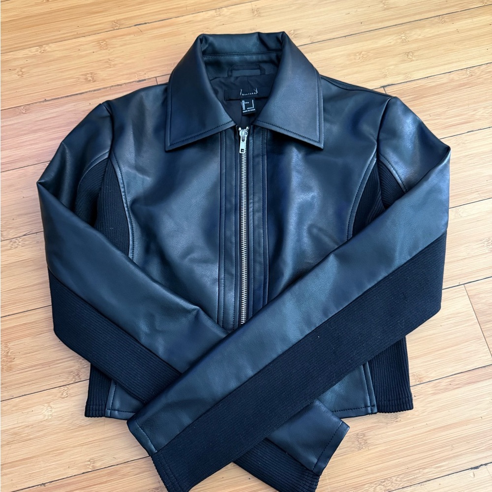 Timeless Black Leather Jacket with Tailored Fit